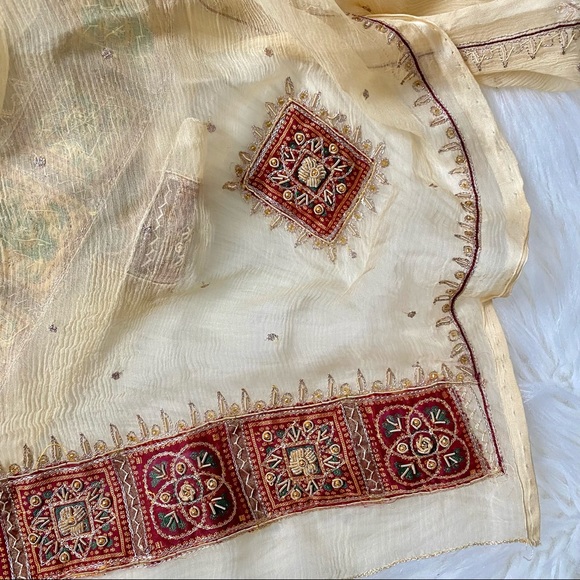 Vintage embroidered Indian scarf - Picture 4 of 5